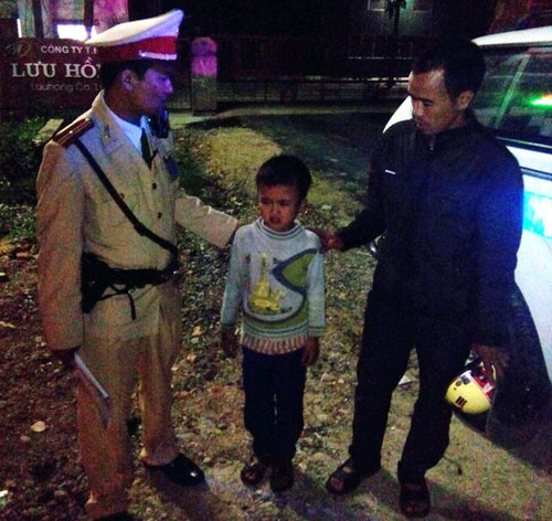 Tin tức trong ngày - Nghệ An: CSGT giúp cháu bé đi lạc đoàn tụ với gia đình