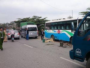 Tin tức trong ngày - Đang thay lốp, thợ sửa chữa bất ngờ bị ô tô đâm chết