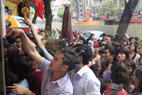 Tin tức trong ngày - Ngày Vía Thần tài, chen nhau mua vàng từ 5 giờ sáng