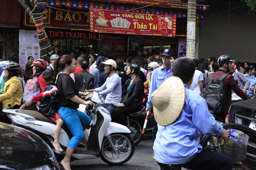 Tin tức trong ngày - HN: “Phố vàng” tắc nghẽn ngày Thần tài