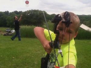 Thể thao - Chú bé 6 tuổi bắn cung như "anh hùng xạ điêu"