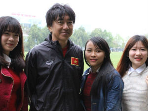 Bóng đá - HLV Miura bị fan nữ xinh đẹp "bao vây"