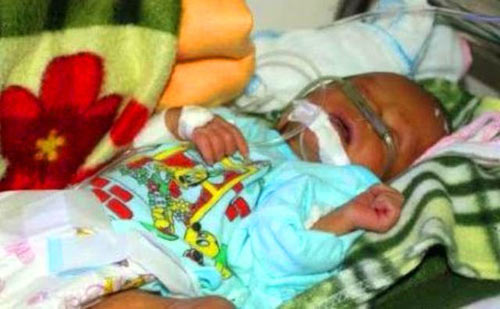 Tin tức trong ngày - Đưa bé trai bị đẻ rơi xuống bồn cầu ra Hà Nội điều trị