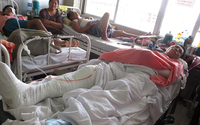 Pháp luật - Hàng chục côn đồ đi xe máy vào hẻm, 'gặp ai chém nấy'