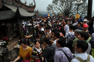 Tin tức trong ngày - Hàng vạn người đội mưa gió lên đỉnh núi Yên Tử