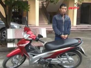 Video An ninh - Dùng sà beng phá két sắt hàng xóm, lấy tiền đánh bạc