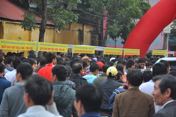 Tin tức trong ngày - Du khách đổ xô mua thịt trâu chọi cầu may