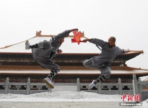 Tin tức trong ngày - Ảnh đẹp: Võ tăng TQ khoe tuyệt kỹ kung fu Thiếu Lâm