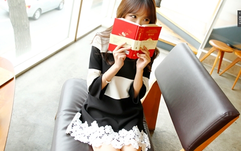 Thời trang công sở - Những mẫu váy công sở trắng đen dễ mặc nhất