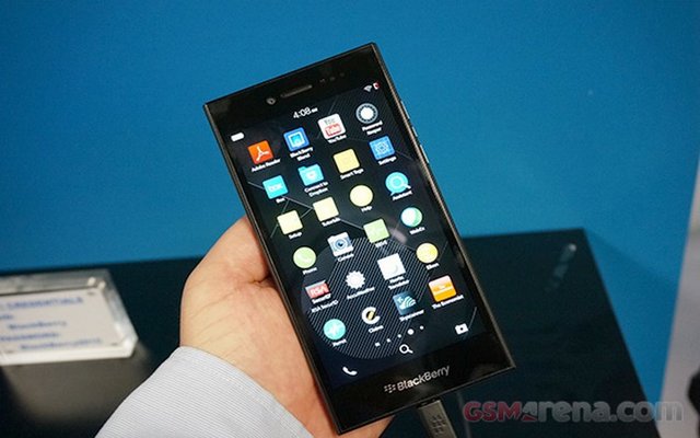 Dế sắp ra lò - Trên tay smartphone tầm trung BlackBerry Leap