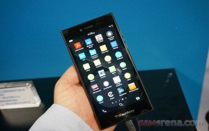 Dế sắp ra lò - Trên tay smartphone tầm trung BlackBerry Leap