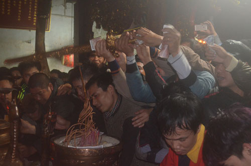 Tin tức trong ngày - Xô đẩy cướp lộc, xoa kiếm lấy may ở đền Trần