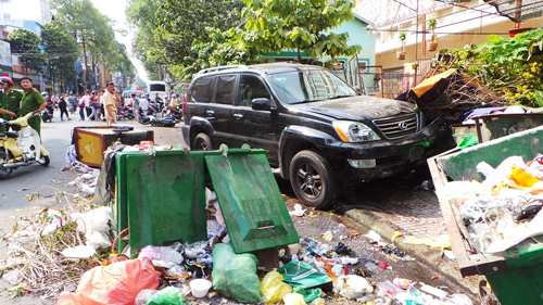 Tin tức trong ngày - Xe Lexus cuốn người vào gầm: Nạn nhân đã tử vong