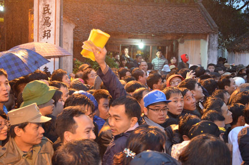 Tin tức trong ngày - Hàng ngàn người xếp hàng dưới mưa chờ xin ấn đền Trần