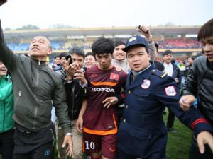 Bóng đá - CĐV "phát cuồng" vì Công Phượng &amp; U23 VN ở sân Hàng Đẫy