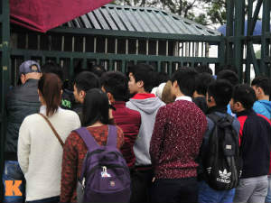 Bóng đá - U23 &amp; Công Phượng lại "sốt: CĐV đội mưa xếp hàng mua vé