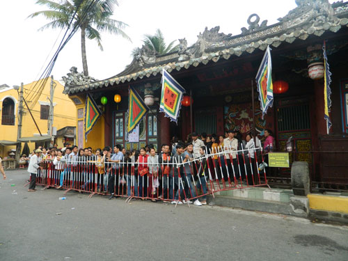 Tin tức trong ngày - Hội An: Dân xếp hàng chờ lễ vía Quan Công