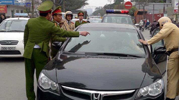 Pháp luật - Vì sao nữ cán bộ sở hất cảnh sát lên nắp ca-pô bỏ chạy?