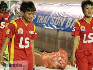 Bóng đá - Cầu thủ nữ ăn bánh tráng, đồng nghiệp nam nhận tiền đô