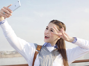 Thời trang Hi-tech - Kiều nữ tóc vàng lịch lãm bên smartphone