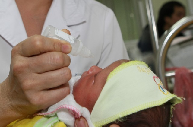 Sức khỏe đời sống - Không nên sử dụng bừa bãi thuốc nhỏ mũi cho trẻ