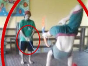 Thể thao - Tái mặt: Nữ sinh bắn cung vào "chỗ hiểm"