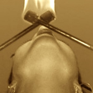 Phi thường - kỳ quặc - “Nữ thần lửa” súc miệng bằng... axit cực mạnh