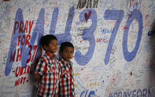 Tin tức trong ngày - 1 năm MH370: Trẻ thơ và câu hỏi "Bao giờ bố mẹ về?"