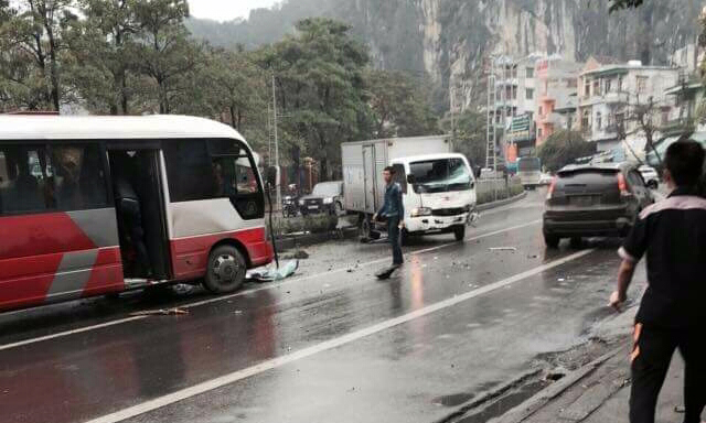 Tin tức trong ngày - Xe khách bị tông nát đầu, tài xế kẹt cứng trong cabin