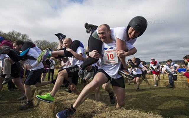 Bạn trẻ - Cuộc sống - Các ông chồng hào hứng cõng vợ chạy thi dịp 8.3