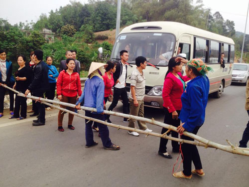 Tin tức Việt Nam - Dân lại chặn đường dẫn lên cao tốc Nội Bài – Lào Cai