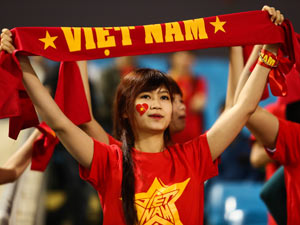 Ảnh bóng đá - người đẹp - Fan nữ xinh đẹp đội mưa cổ vũ U23 Việt Nam