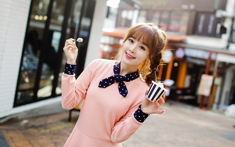 Thời trang - Nàng công sở chọn váy ngọt ngào cho ngày mưa xuân