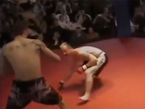 Thể thao - UFC: "Làm trò" và phải bò khỏi sàn đấu