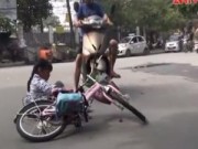 Camera giấu kín: Khi bé gái bị ngã xe đạp giữa đường