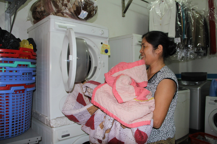 Thị trường - Tiêu dùng - Mưa phùn kéo dài, dịch vụ giặt là làm hết công suất