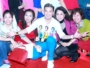 Ca nhạc - MTV - Mr Đàm bị fan nữ vây kín trong show diễn ở Thủ đô