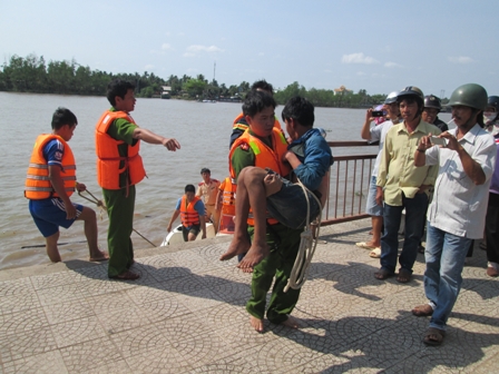 Tin tức trong ngày - Giải cứu nam thanh niên “muốn tự tử nhưng sợ độ cao”