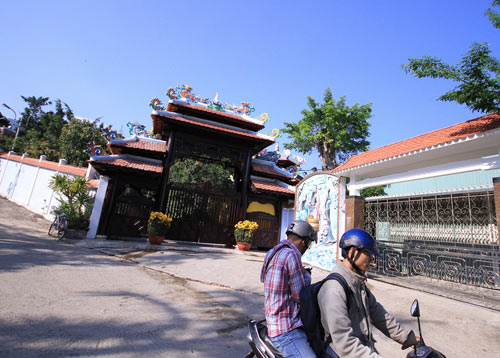 Tin tức trong ngày - Đại gia vàng chưa chịu tháo dỡ biệt phủ 100 tỷ