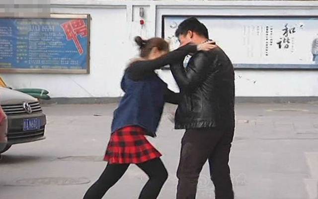 Bạn trẻ - Cuộc sống - Bị bạn gái đánh vì "dám" bí mật tặng tiền nâng ngực