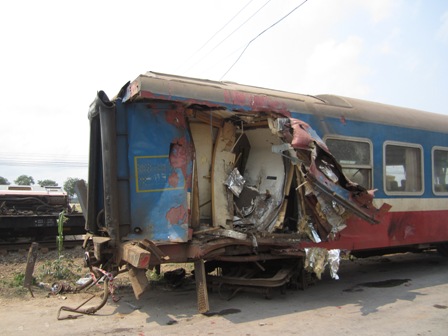 Tin tức Việt Nam - Tàu đâm đứt đôi xe tải: Đã đưa 3 toa tàu ra khỏi đường ray