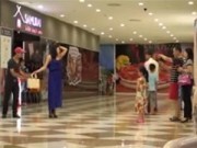 Camera giấu kín: Mải chụp ảnh, cô gái bị "cuỗm" mất ví