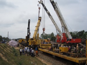 Tin tức trong ngày - Tàu đâm đứt đôi xe tải: Đường sắt Bắc Nam vẫn tê liệt