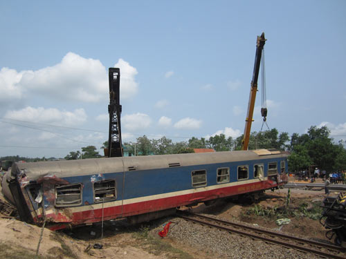 Tin tức trong ngày - Tàu đâm xe tải: Thông tuyến Bắc - Nam sau 24 giờ