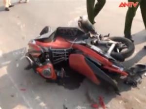 Video An ninh - Lấn làn xe ô tô, người đàn ông bị container cán tử vong