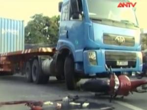 Video An ninh - Thiếu nữ chết thảm dưới gầm xe container