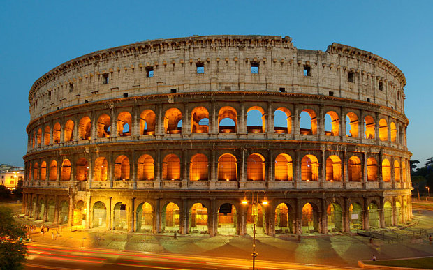 Hai du khách Mỹ bị bắt vì khắc tên lên đấu trường La Mã