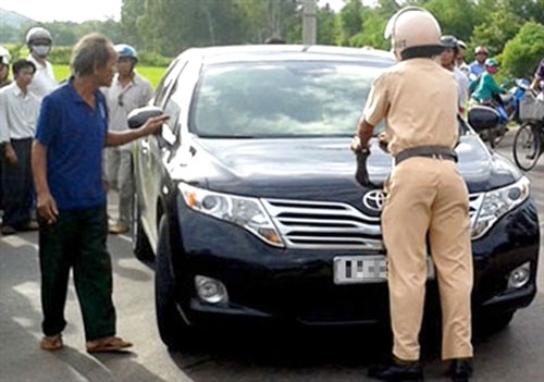 Pháp luật - Khởi tố nữ cán bộ sở hất cảnh sát lên nắp ca-pô