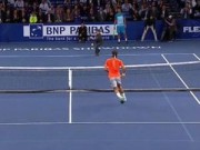 Thể thao - Chú bé chơi bóng hay làm Federer “đứng hình”