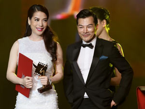 Phim - Trương Ngọc Ánh bối rối nhận giải thưởng từ chồng cũ